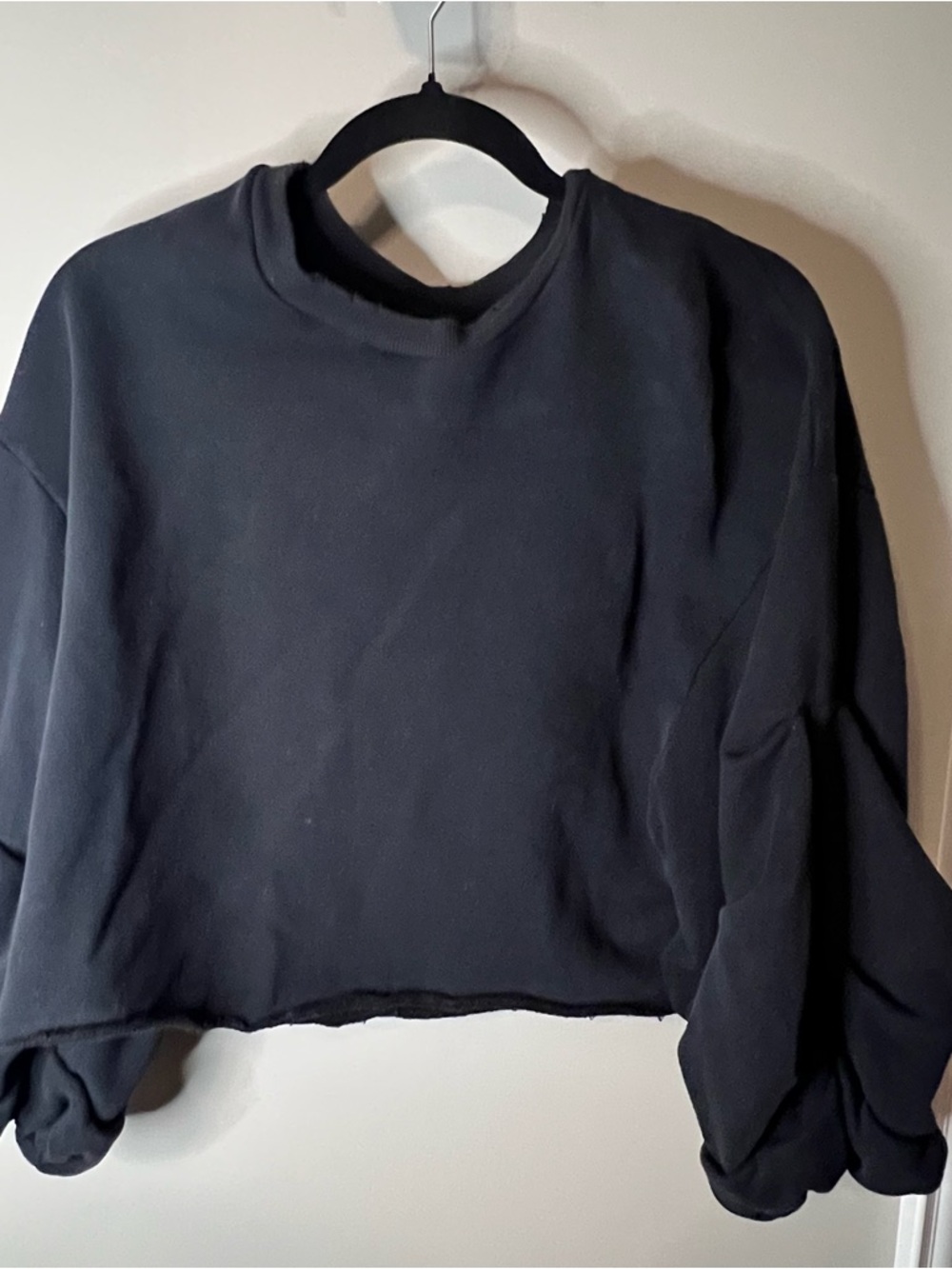 Levi's Black Cropped Raw-Hem Crewneck Sweatshirt